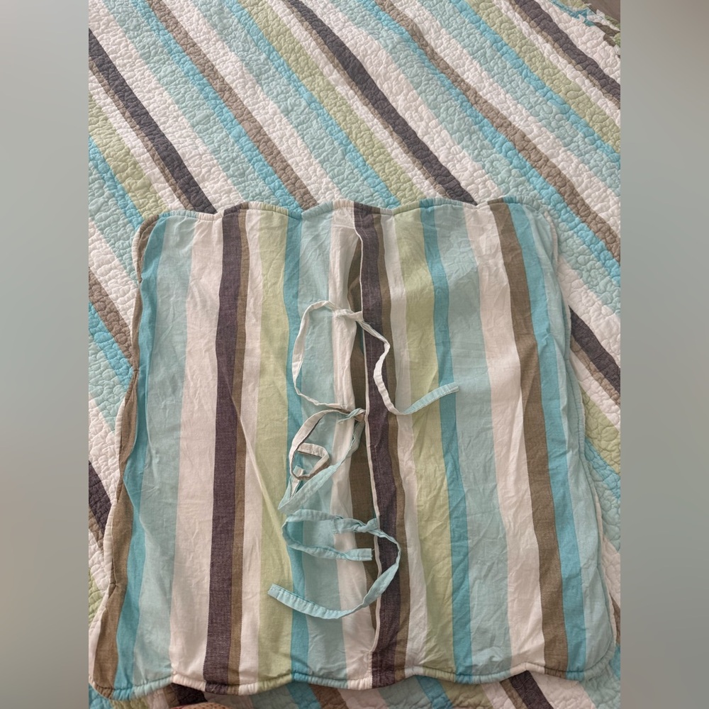 Standard size Floral Green and Blue Quilt with 2 shams - Picture 4 of 8